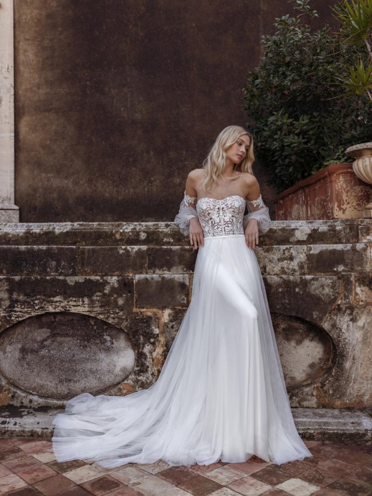 Modeca Bridal - Wedding dress Felice has it all: elegant